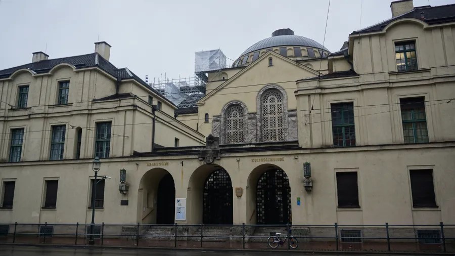 ISRAELITISCHE KULTUSGEMEINDE building featuring a large dome and arched entrance ways