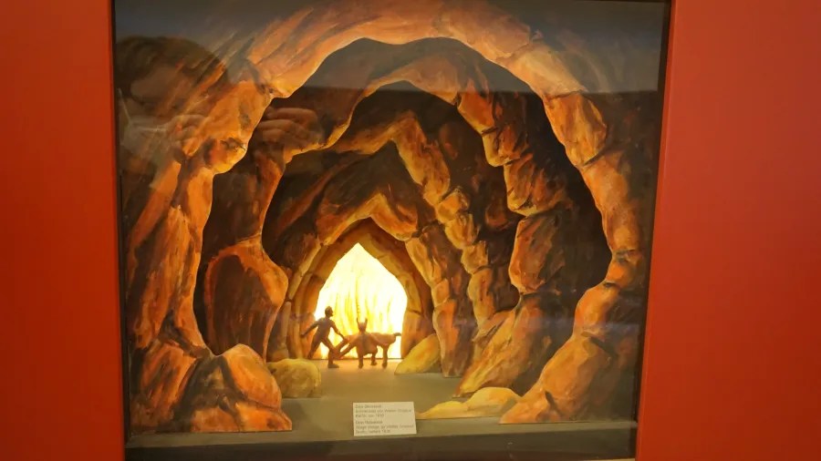 Stage design model for Don Giovanni by Walter Brügmann showing figures walking through a cave. Label text: Don Giovanni Bühnenbild von Walter Brügmann Berlin, um 1920 Don Giovanni Stage design by Walter Brügmann Berlin, about 1920.