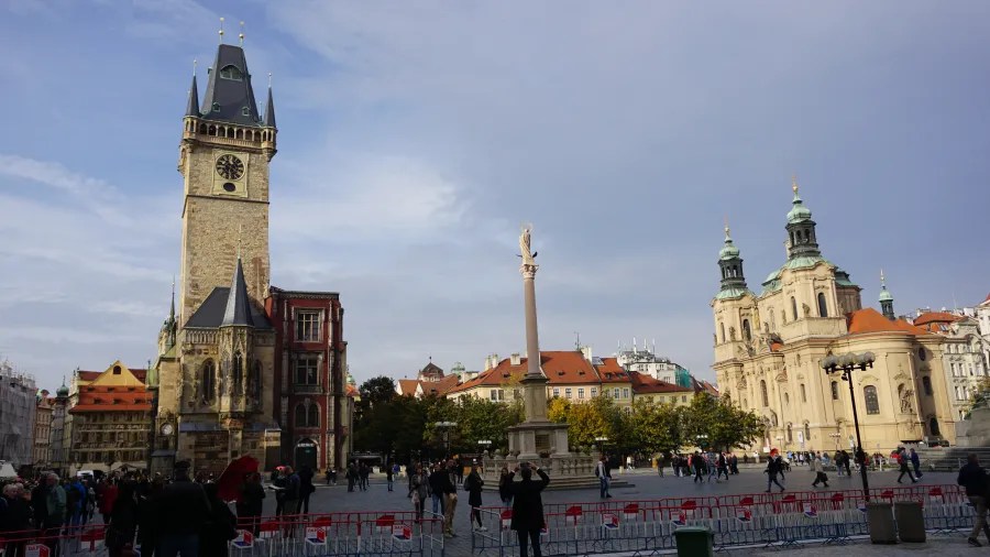 20221021_Tschechien_Prag (18) Old Town Hall tower and St. Nicholas Church in Prague's historic Old Town Square
