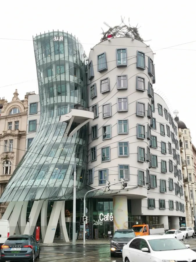 20221021_Tschechien_Prag (215) The Dancing House in Prague, featuring curved glass and wavy concrete architectural elements.