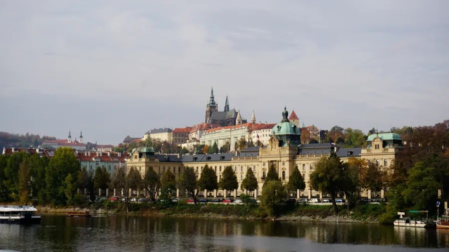 20221021_Tschechien_Prag (66) View of Prague Castle and the Straka Academy across the Vltava River
