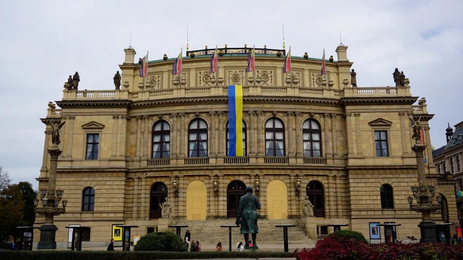 20221021_Tschechien_Prag (77) The Rudolfinum in Prague with a large Ukrainian flag hanging from the front facade.