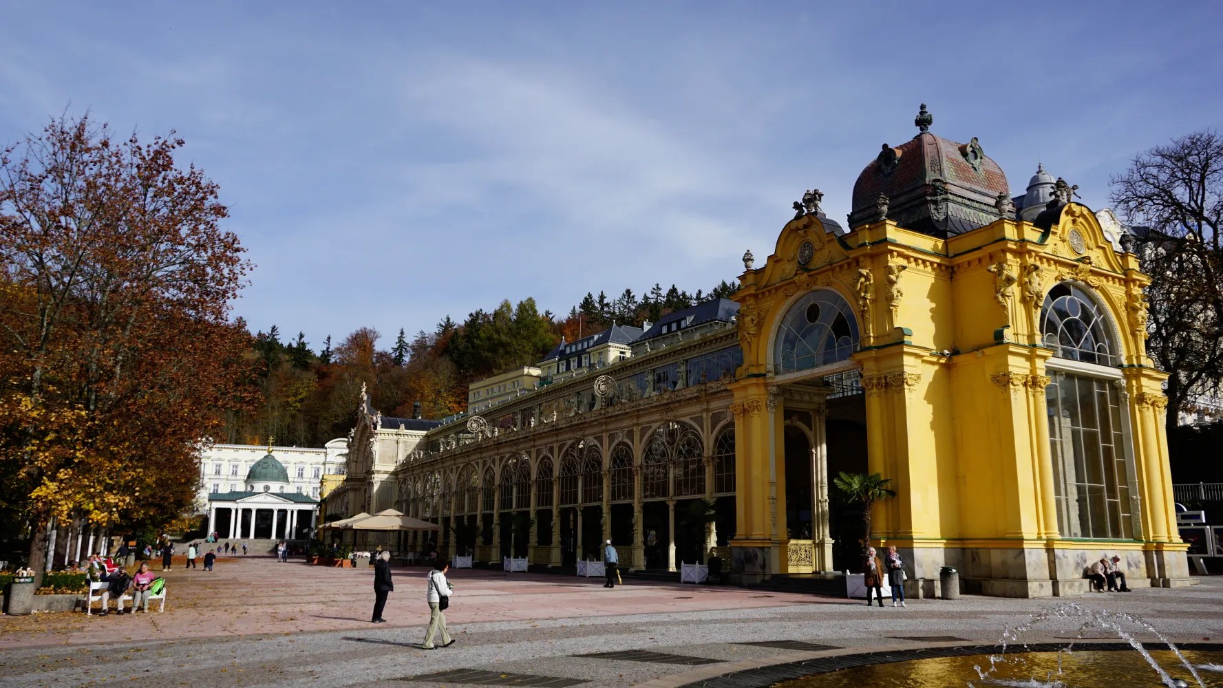 20221023_1_Tschechien_Marienbad (31) Ornate yellow Neo-Baroque colonnade in Mariánské Lázně under a clear blue sky