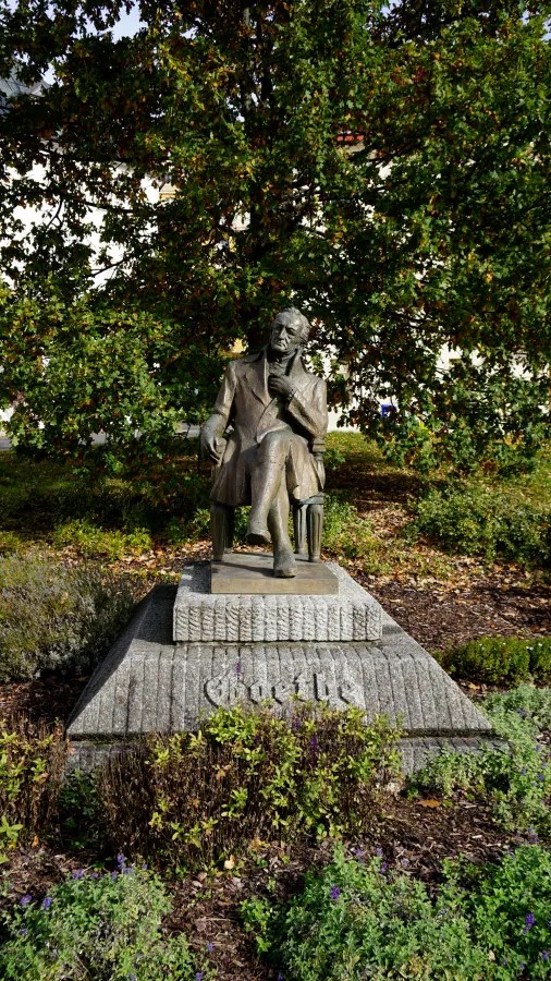 20221023_1_Tschechien_Marienbad (40) Bronze statue of Goethe seated on a stone pedestal inscribed with his name