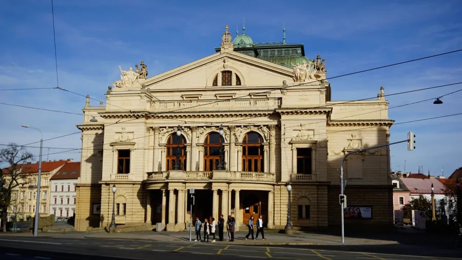 20221023_2_Tschechien_Pilsen (4) The neoclassical facade of the Great Theatre in Plzeň with 'OPERA' inscribed on the building.