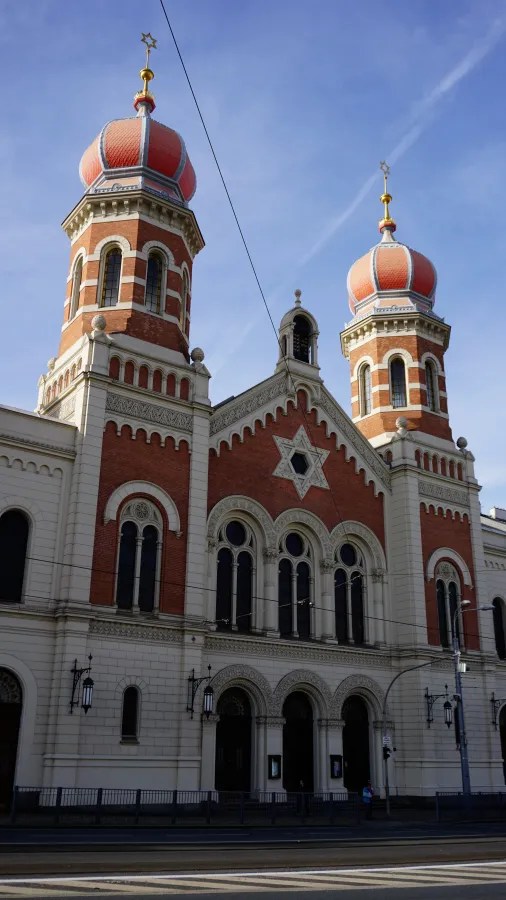 20221023_2_Tschechien_Pilsen (9) The Great Synagogue in Plzeň featuring two prominent red-domed towers topped with Stars of David.