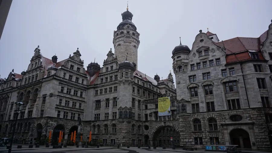 Leipzig New City Hall featuring a yellow banner: EIN NEUER ANFANG, WO ALLES ANFING.