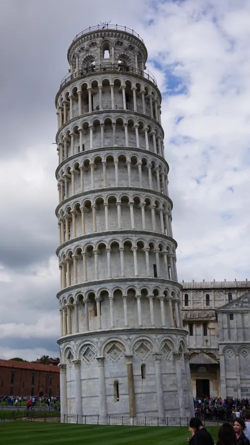 20230420_Italien_Toskana_Pisa (18) Leaning Tower of Pisa with cloudy sky and tourists around