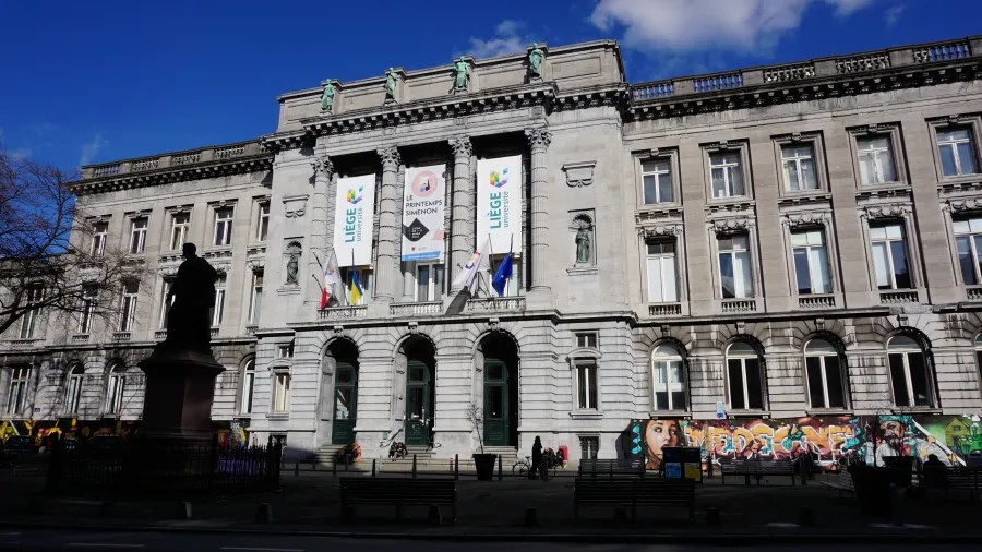 Facade of the University of Liège with banners for LIÈGE université and LE PRINTEMPS SIMENON.