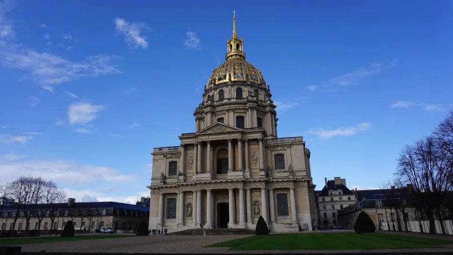 20230324_Frankreich_Paris (112) The Hôtel des Invalides in Paris with its large classical facade and golden dome under a blue sky