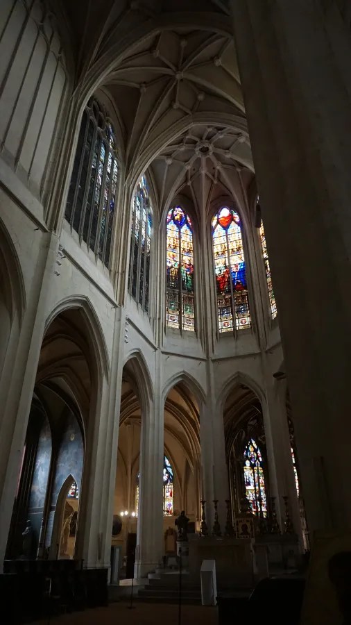 20230324_Frankreich_Paris (43) Interior of a Gothic cathedral with tall vaulted ceilings and stained glass windows