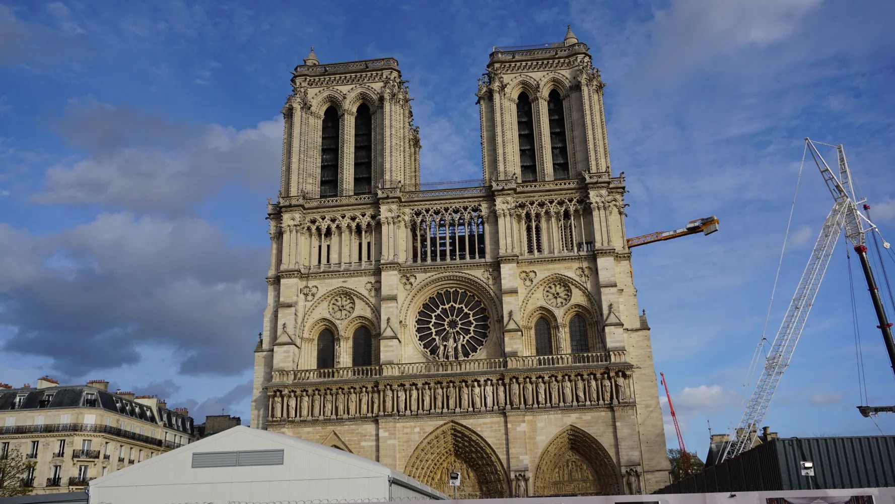 20230325_Frankreich_Paris (211) Front view of Notre-Dame Cathedral facade with construction cranes in the background