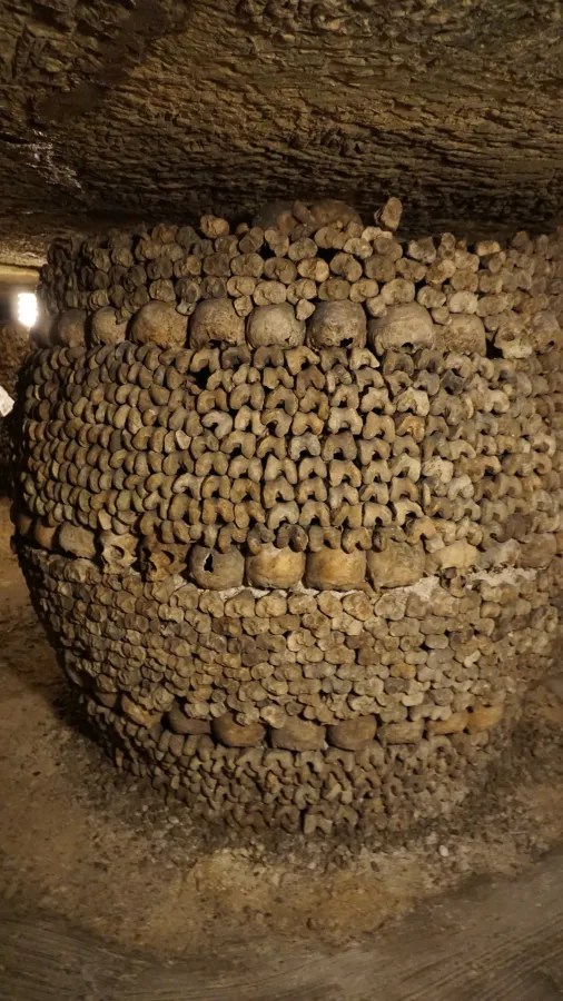20230325_Frankreich_Paris (237) Wall built from human skulls and bones inside an underground catacomb